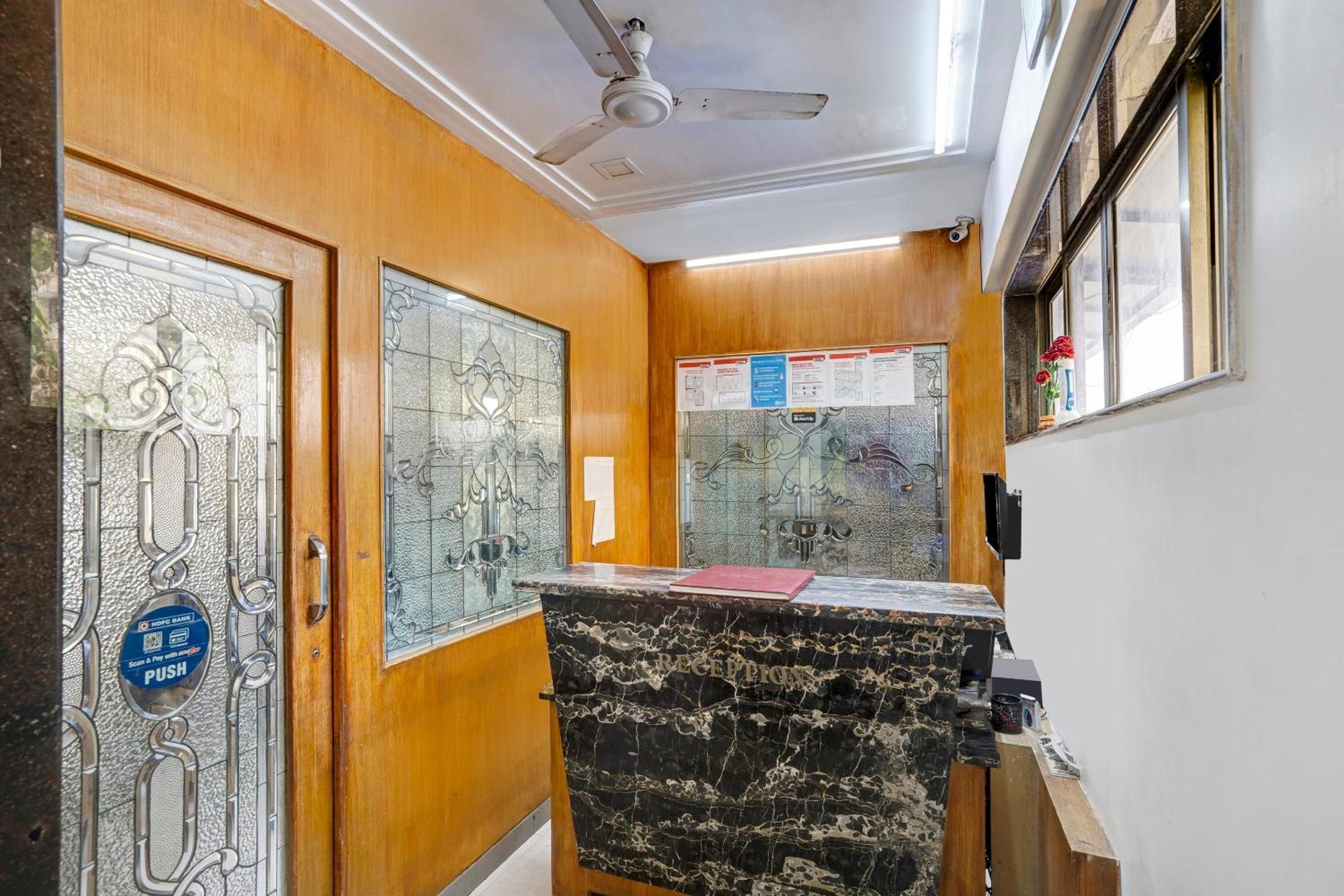 Hotel O Delight Inn Near Andheri Railway Station مومباي المظهر الخارجي الصورة